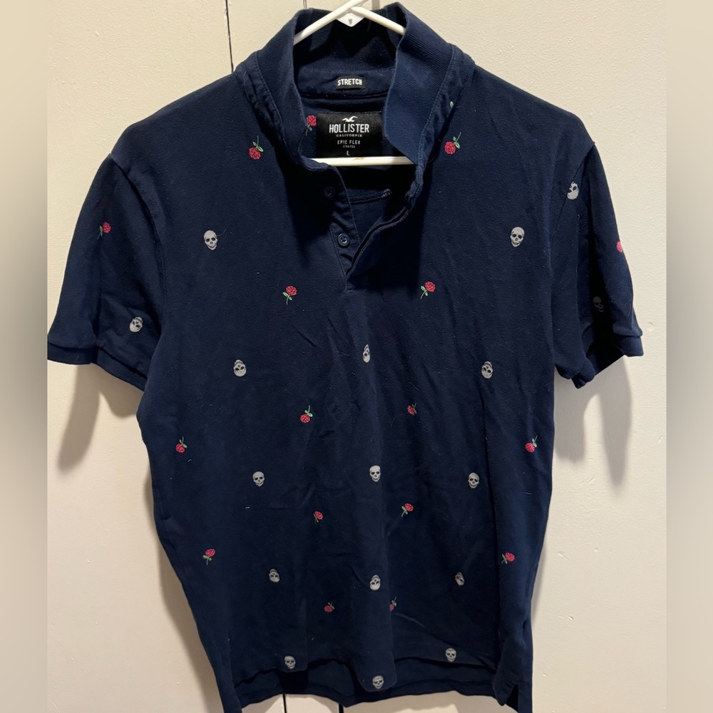 Men’s Hollister shirt with skulls and roses